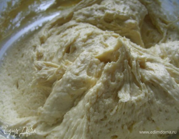 Просеиваем ее в масляно-яичную массу и замешиваем тесто. 
