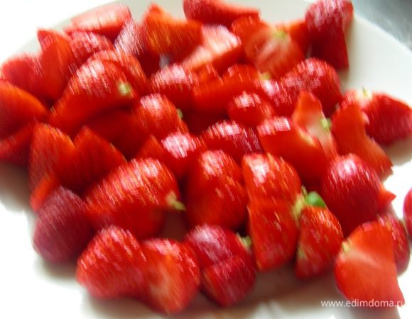 Клубнику режем на 2 или 4 части в зависимости от размера.
