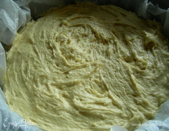 В форму диаметром 28 см (у меня 26), смазанную маслом и присыпанную мукой или выстеленную бумаго для выпечки, перекладываем наше тесто.
