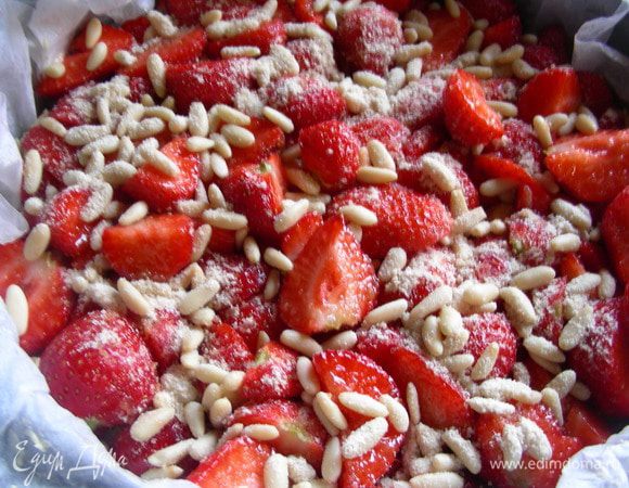 Сверху распределяем клубнику. Посыпаем кедровыми орешками и коричневым сахаром. Выпекаем в духовке 150-175 гр (у меня 175) около часа. Если будет сильно зарумяниваться, то можно его накрыть фольгой. Тесто сильно поднимается и ягоды уходят в пирог.
