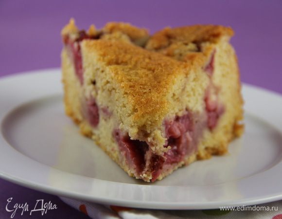 Пирог остужаем и подаем, например со взбитыми сливками. Мы обошлись без них. Приятного аппетита)
