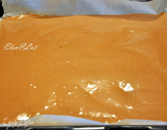 Добавьте аккуратно муку, какао и разрыхлитель, ванилин. На противень застеленный бумагой для выпечки, вылить тесто, распределить по всей поверхности. Выпекайте в заранее разогретой до 200 С духовке  примерно 10-12 мин.