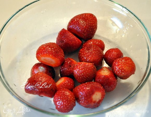 Клубнику разрежать на небольшие ломтики.