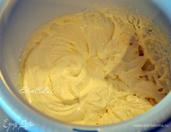  Для крема: Взбить сливки с сахаром до густого состояния. 
