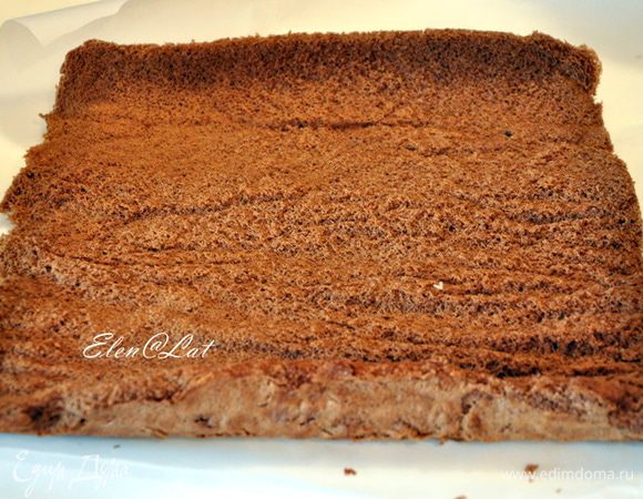 Остывший корж развернуть и снять бумагу. 
