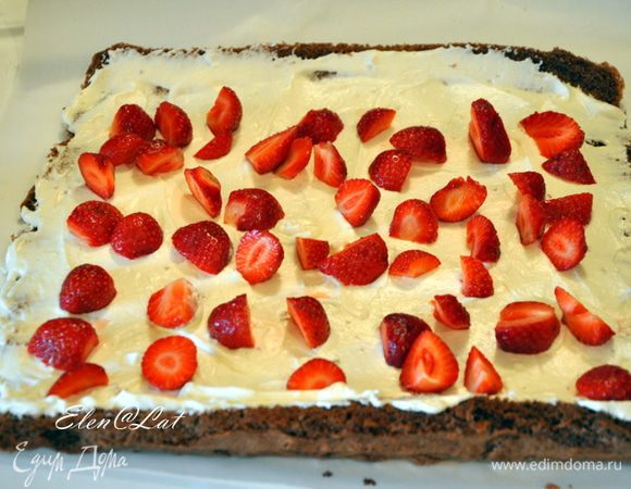 Распределить по коржу крем. 
И сверху  клубнику.
