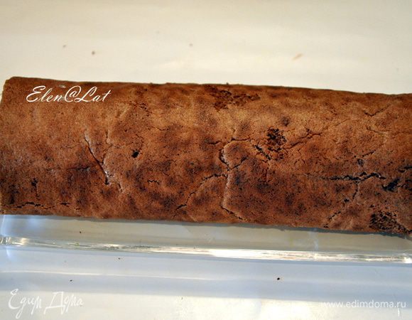 Аккуратно свернуть рулет. Завернуть в пергамент и убрать в холодильник на 4-5 часов.