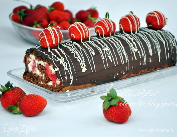  Сверху выложить клубничку и полить растопленным белым шоколадом.
Убрать в холодильник до застывания глазури. При подаче нарезать на порционные кусочки. Приятного аппетита!!!!!!!!!!!