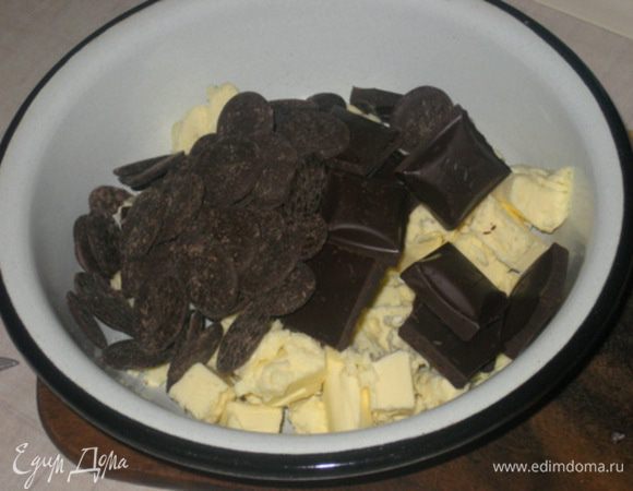 Шоколад и масло поставить на водяную баню.