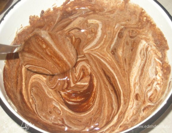 Влить растопленный шоколад и начать перемешивать.