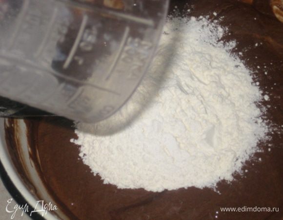 Затем всыпать муку, разрыхлитель и ваниль.