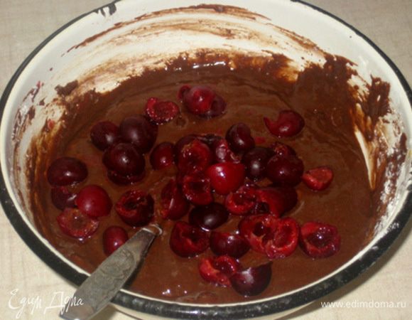 Туда же вишню. У меня была домашняя, сочная и сладкая вишня. Когда я её собирала, мне на ногу упал кирпич!))) Ну ничего страшного, я лишь чуть-чуть её поранила.