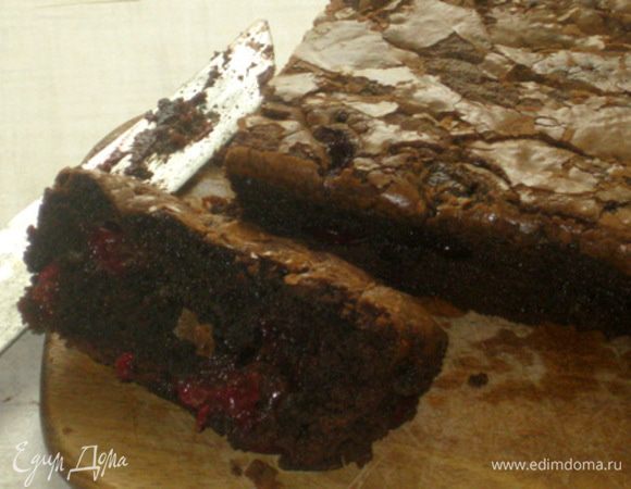 Какой он грязный...))) Ммммм, где мои салфетки? Я пирог не пробовала, в связи с моими пищевыми предпочтениями, но всем пирог безумно понравился и сейчас вторая партия уже печётся в духовке. Завтра повезу в спорт-зал угощать всех!)))