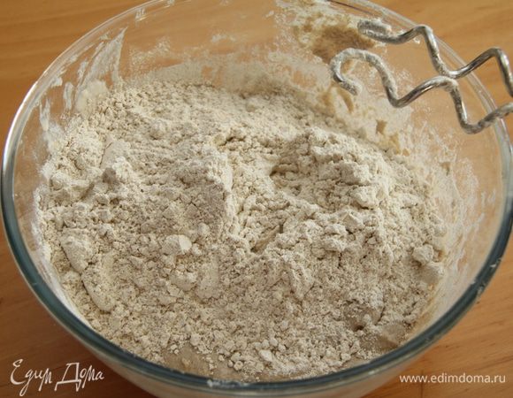 Добавить оставшуюся муку (ржаную, цельнозерновую и спельту) и воду. Оставить на подъём на 30 минут. 