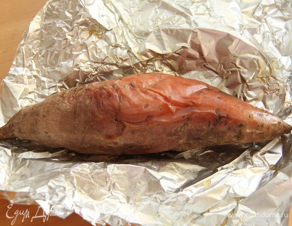 Батат запечь в духовке в двухслойной фольге. У меня на это ушло 50 минут. 