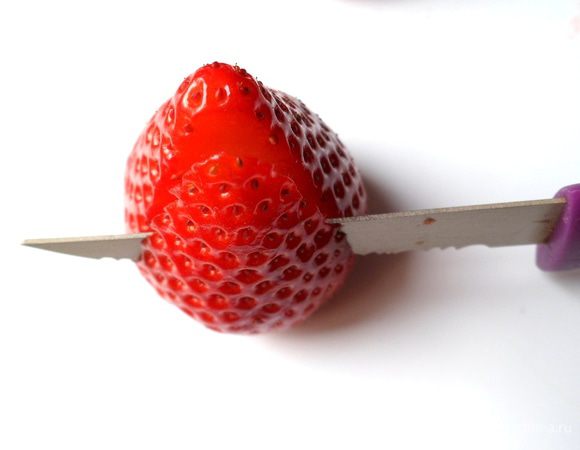 делаем  лепестки,аккуратно ножом надрезаем клубнику с 4 сторон