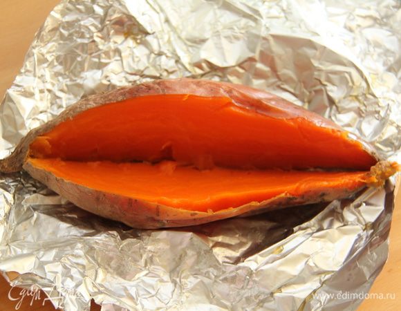 Вот наш красавчик в разрезе. Как же вкусен этот корнеплод в запечённом виде!