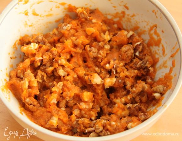  Грецкие орехи слегка обжарить на сухой сковороде. Соединить пюре картофеля и орехи.