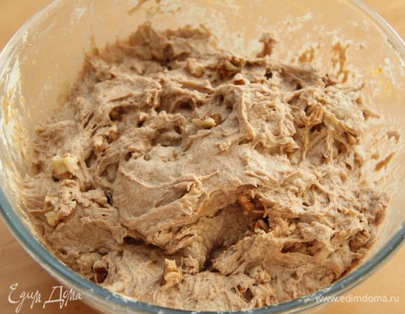 Добавить батат и орехи в тесто. Дать подойти в течение 3-х часов. 