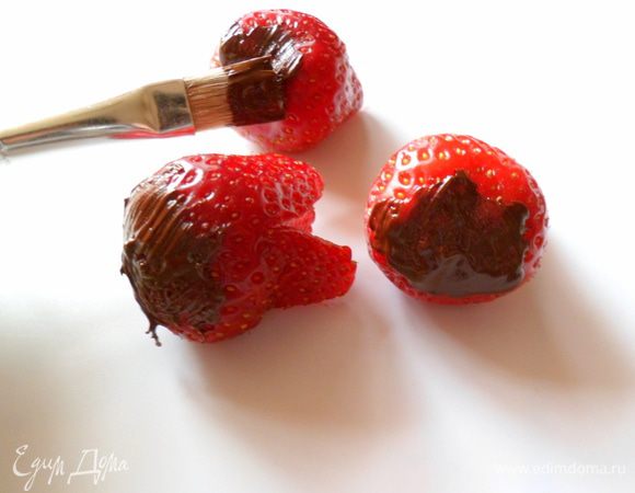 шоколад растопить в микроволновой плите или на водяной бане,остудить немного.Затем  наносим кисточкой шоколад в первую очередь на на те места,где были удалены хвостики.Даем шоколаду застыть
