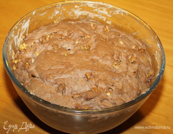 По рецепту нужно выложить тесто в форму для выпекания (противень) и через 1,5 часа выпекать. Я оставила в чашке, в которой замешивала, на всю ночь в холодильнике, сверху прикрыла влажным полотенцем. 