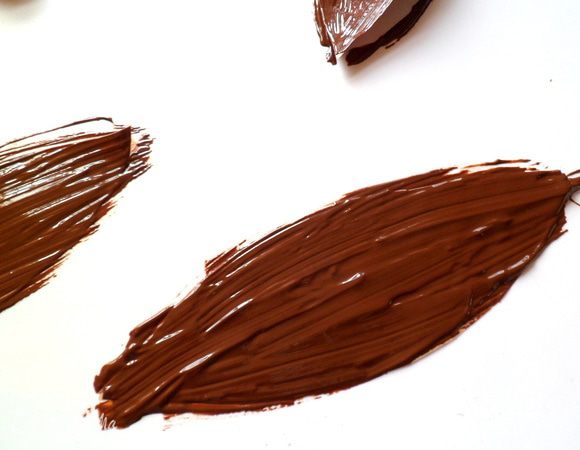 а если у вас нет листиков настоящих тюльпанов,то их можно сделать самим,вот так.Конечно они не так натурально смотрятся,но все же...