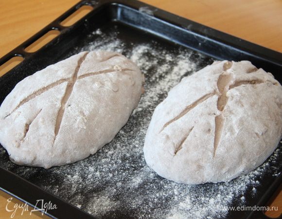 Утром достала из холодильника, разделила на були, сформировала два продолговатых хлеба, нанесла на поверхность насечки ножом, дала тесту согреться в течение 1,5 часов  и поставила в духовку. Духовку предварительно нагреть до 230*С. Выпекать на противне на самой низкой решётке, но так, чтобы в самый низ ещё поместилась ёмкость с водой.