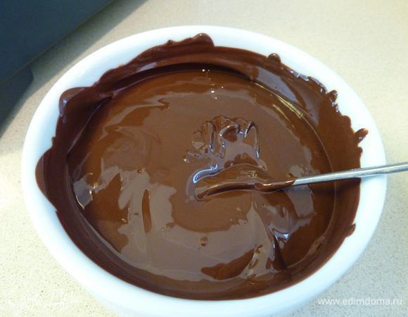 Если нужно, смазать форму маслом и уложить бумагой оставляя края (размер формы 9х22). Отложите в сторону.
Растопить шоколад, охладить до комнатной температуры. 