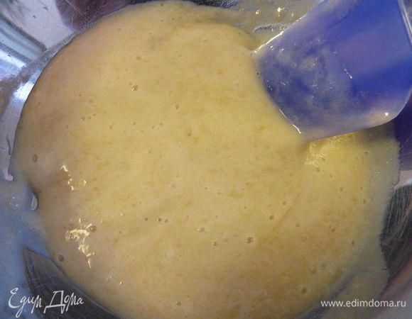 Между тем, в кухонном комбайне пюрировать  бананы до получения однородной массы.