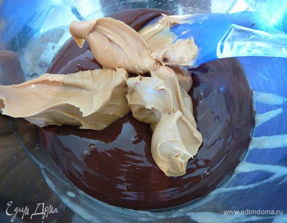 Перемешать арахисовое масло и охлажденный шоколад до однородности.