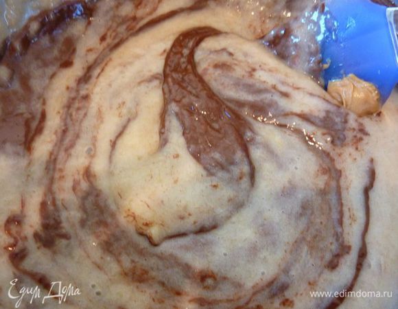 Добавить банановое пюре и вымешать. 