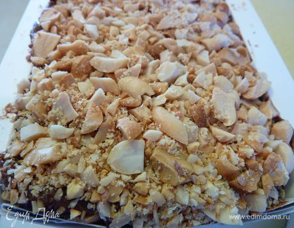 Аккуратно  ввести  взбитые сливки. Вылить в подготовленную форму, сверху  присыпать быстро арахисом. Заложить вощеную бумагу сверху и завернуть плотно в пластик. Зафиксировать и замораживать, по крайней мере 3 часа.