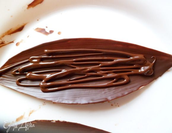 наносим еще слой шоколада,листики не должны быть тонкими,иначе они сломаются