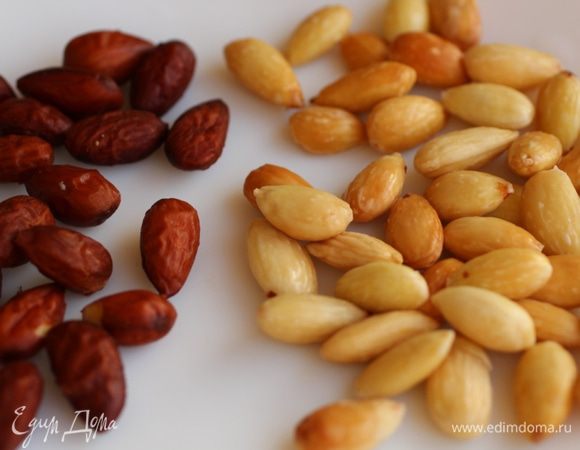 Миндаль залить  кипятком на 2 минуты, затем обдать холодной водой  и удалить с него темную кожицу.