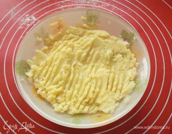 картофель размять с солью и оливковым маслом