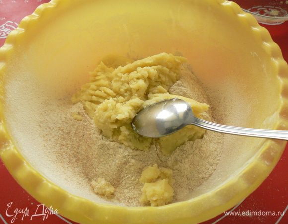 просеять муку, добавить картофель