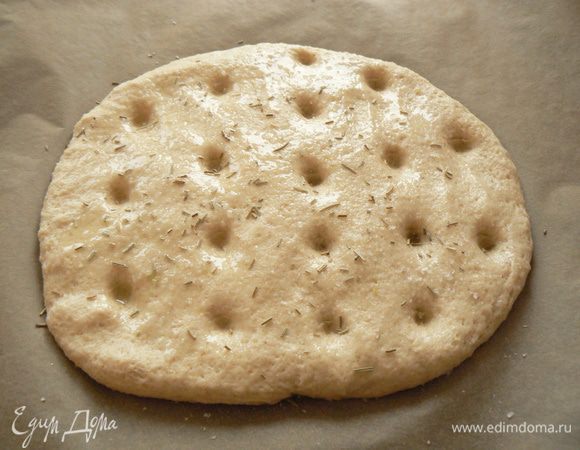 разделить на две части,одну часть размять руками,смазать маслом,посыпать солью и розмарином