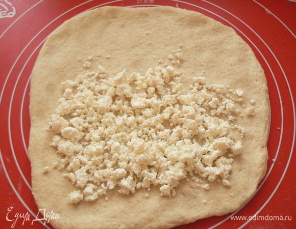 вторую часть размять,добавить брынзу,закрыть.дальше проделать тоже самое,что и с первой лепешкой