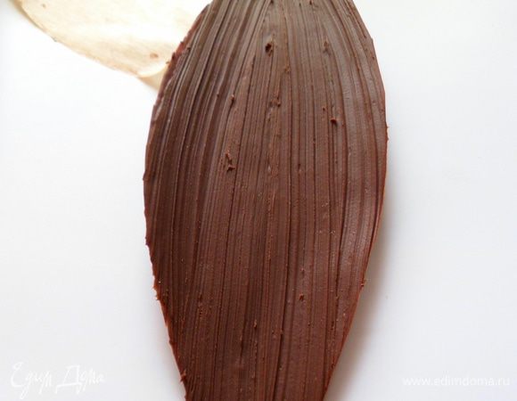 застывшие шоколадные листики отделяем от бумаги