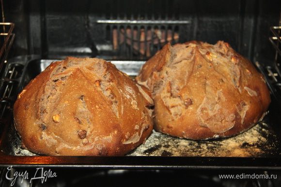 Хлеб прикрыть фольгой и выпекать 20 минут, затем фольгу убрать, снизить температуру до 220*С и выпекать ещё 20 минут. Оставить хлеб в духовке минимум на полчаса после окончания выпечки. Дать хлебу полностью остыть при комнатной температуре.