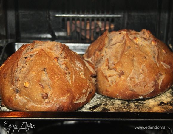  Хлеб прикрыть фольгой и выпекать 20 минут, затем фольгу убрать, снизить температуру до 220*С и выпекать ещё 20 минут. Оставить хлеб в духовке минимум на полчаса после окончания выпечки. Дать хлебу полностью остыть при комнатной температуре. 