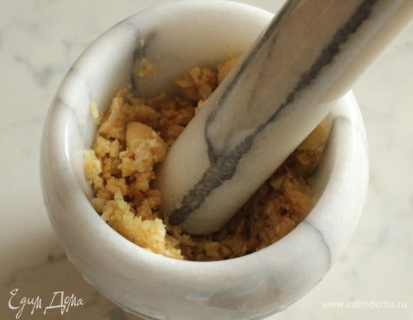 Очищенный миндаль выдержать в холодной воде час, чтобы он побелел. Затем воду слить и истолочь миндаль в ступке в кашицу.