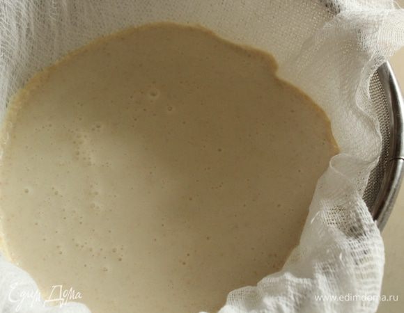 Откинуть  массу на салфетку (я использовала марлю) и отжать миндальное молоко.