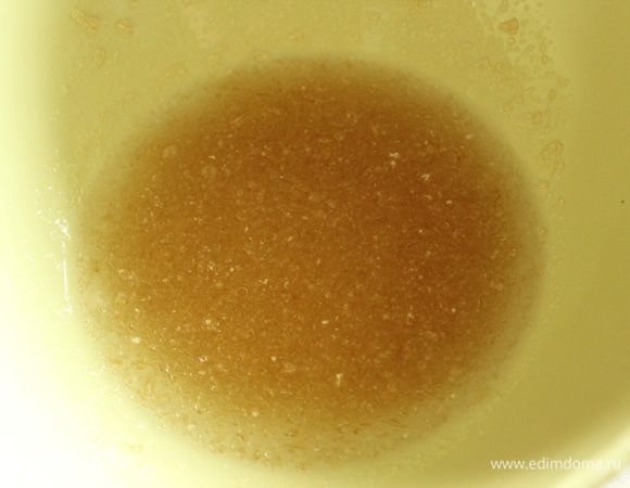 Желатин предварительно замочить в небольшом количестве теплой воды и дать ему хорошо набухнуть. Прогреть до полного растворения, остудить.