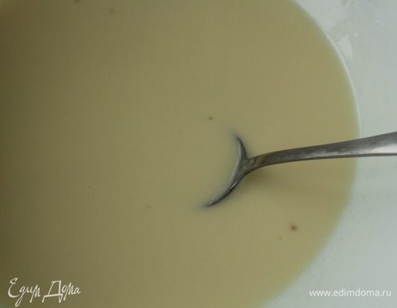 Соединить миндальное молоко, сахар и желатин, хорошо перемешать. У меня получилось  примерно 350 мл смеси.