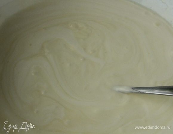 Когда миндальная масса начнет густеть, добавить взбитые сливки и хорошо перемешать лопаткой.