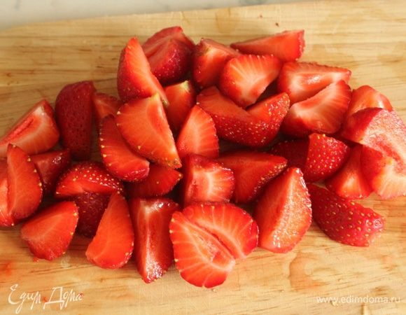 Клубнику порезать на небольшие кусочки и ввести в смесь. Перемешать, чтобы клубника равномерно распределилась. Разлить по шормам и хорошо охладить в холодильнике.