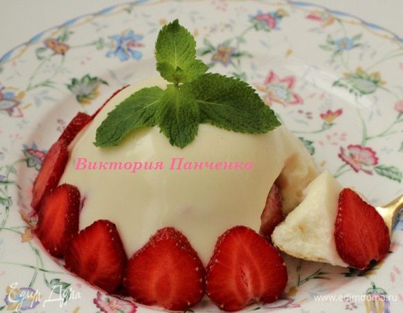 Выложить бланманже на тарелку, украсить заборчиком из клубники и мятой.  Викуся! Надеюсь, что тебе понравится))))))))))))))