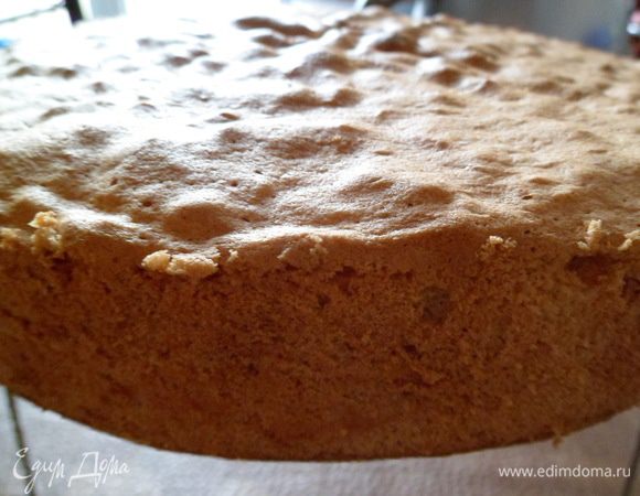 Когда бисквит будет готов аккуратно освободить от формы и остудить.
