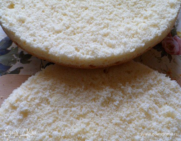 аккуратно обрезать края и разрезать бисквит пополам
